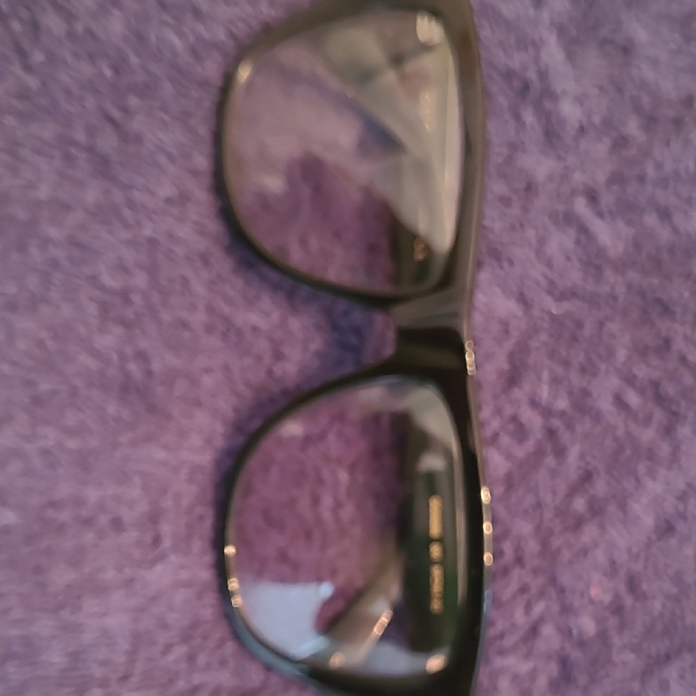 Gucci Black Sunglasses. Comes Wirh Sunglass Case.